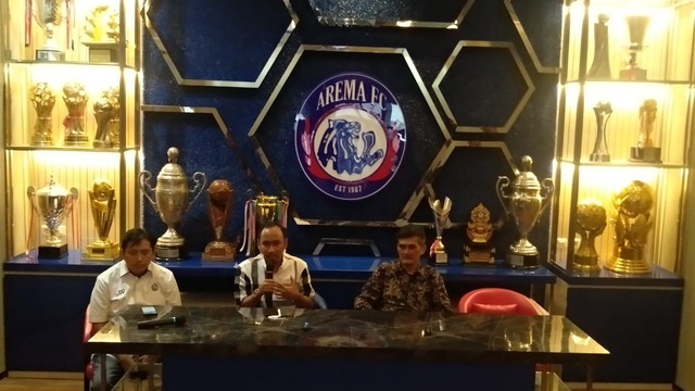 Manajer Elit Pro Akademi Arema FC, Ganesha Widya Pradana (baju putih), saat konferensi pers membuka sayembara desain training center berhadiah Rp 100 juta, di Kandang Singa, pada Jumat (27/5/2022). Foto: Ulul Azmy