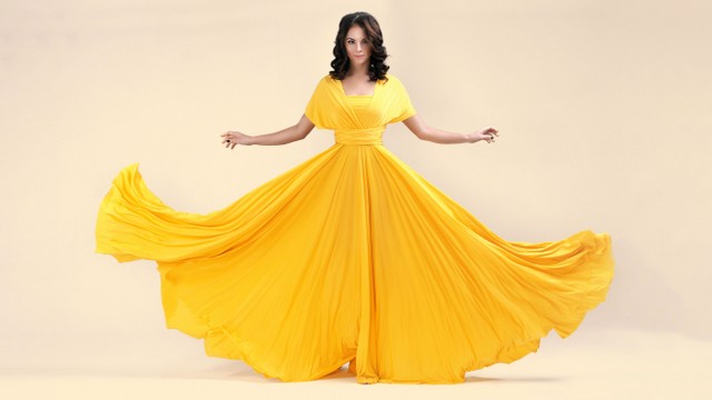 Ilustrasi perempuan mengenakan dress. Foto: Yura Devyatov/Shutterstock