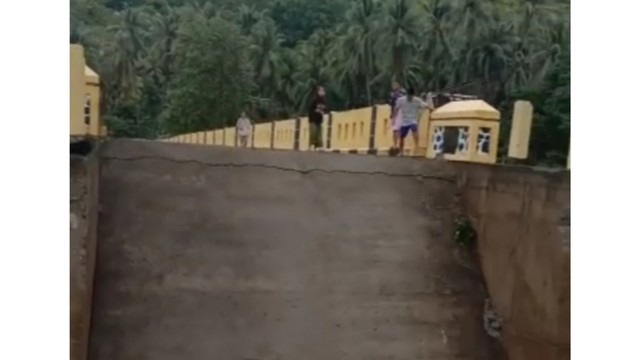 Jembatan di Desa Bambangan, Kabupaten Majene, ambrol akibat dihantam banjir. Foto: Dok. Istimewa