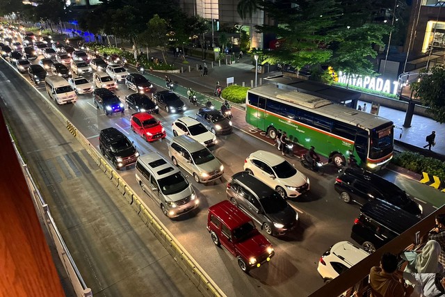 Rombongan kendaraan berotator melintas di Jalan Sudirman, Jumat (27/5/2022). Foto: Haya Syahira/kumparan