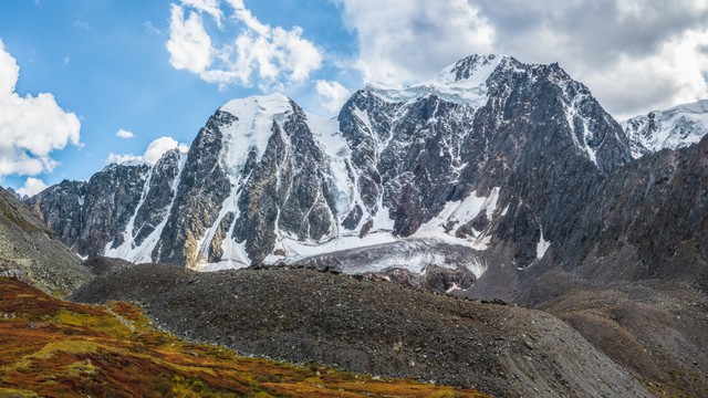 Ilustrasi serac atau es di atas gunung. Foto: Stanislav71/Shutterstock