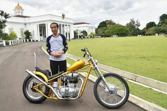 dokumentasi Presiden Jokowi dengan motor custom : instagram @elders_garage