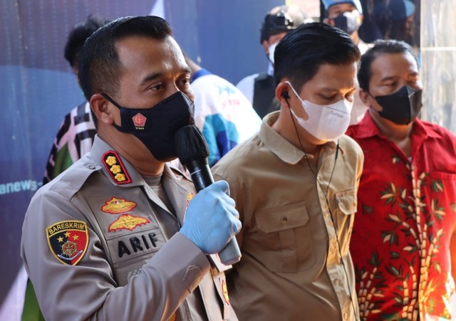 Kapolresta Cirebon Kombes Pol Arif Budiman, saat memberikan keterangan kepada media terkait penangkapan anggota geng motor.(Juan)