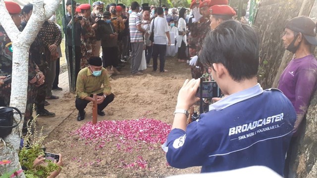 Menteri Koordinator (Menko) PMK, Muhajir Effendi, saat berdoa di makam Buya Syafii. Foto: Erfanto/Tugu Jogja