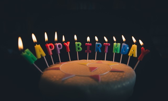 ucapan ulang tahun kocak lucu singkat. sumber foto : unsplash/lilin ulang tahun di kue fondan.