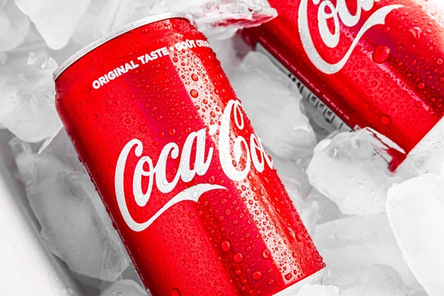 Ilustrasi profil perusahaan coca cola. Foto. dok. James Yarema (Unsplash.com)