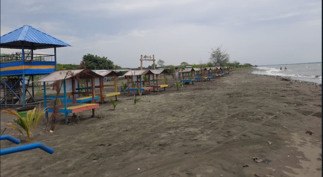 Wisata Alam Pantai Tirang, Semarang, Jawa Tengah (sumber: Imam)