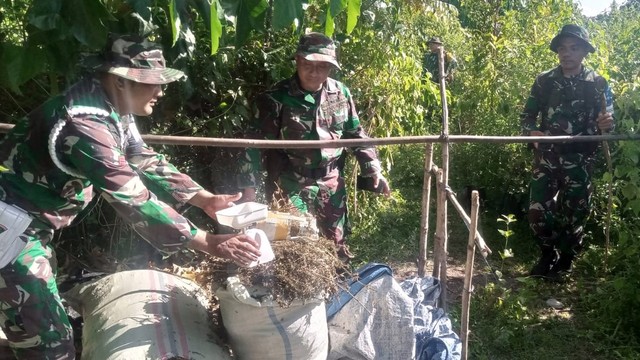 Prajurit TNI Yonif 117/KY menemukan dua karung goni berisikan sekitar 70 kg ganja kering di kawasan hutan kaki Gunung Seulawah, Aceh Besar. Foto: Pendam IM