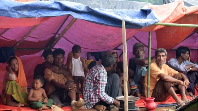 Pengungsi Rohingya beristirahat sementara di bawah tenda lapangan Ukhiya, Bangladesh, 3 September 2017. Sumber : (https://www.bbc.com/indonesia/dunia-41149698)