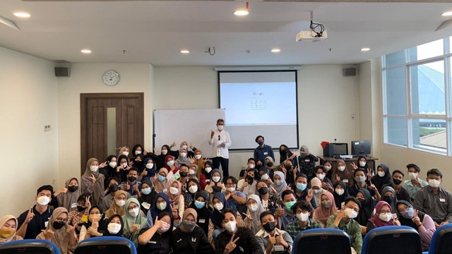 Foto: Kelas Komunikasi dan Pengembangan Diri C-1.13 Universitas Airlangga (dokumen pribadi)