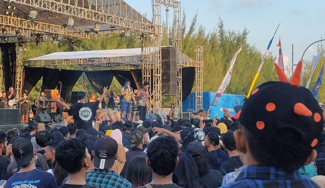 Gelaran konser dalam rangka Hari Jadi ke-442 Kota Tegal, menghadirkan artis reggae Ras Muhamad, Sabtu (28/5/2022). 