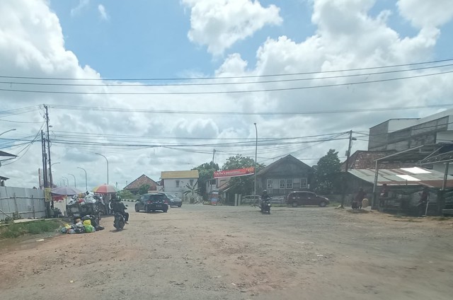 Kondisi jalan di Seberang Ulu, Palembang, menuju jembatan Musi VI yang rusak dan bergelombang. (Foto: Reno/Urban Id)