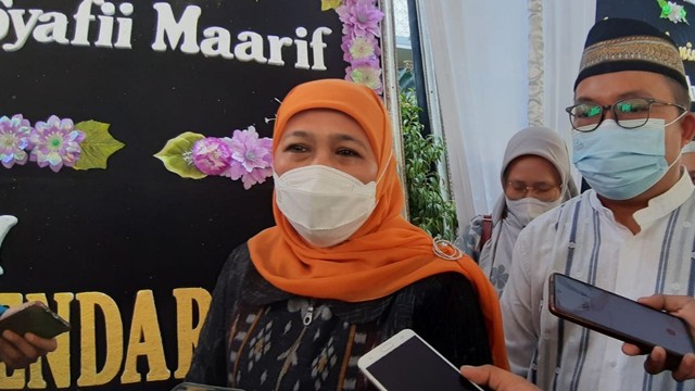 Gubernur Jawa Timur, Khofifah Indar Parawansa, saat hadir takziyah di rumah Buya Syafii, Sabtu (28/5/2022). Foto: Len/Tugu Jogja