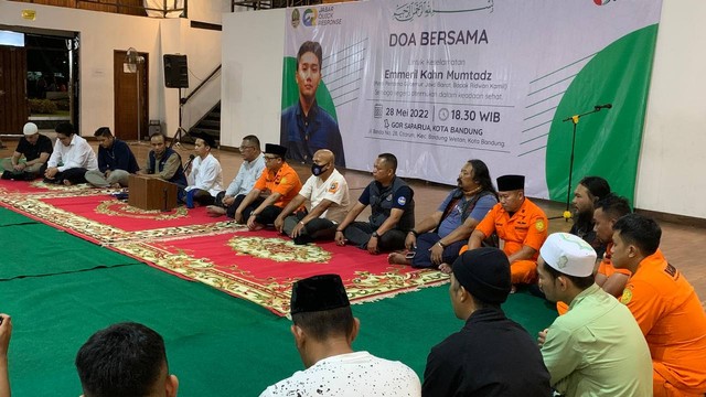 Doa bersama untuk Emmeril Kahn Mumtadz di Gor Saparua Bandung. Foto: Ulfah Salsabila/kumparan
