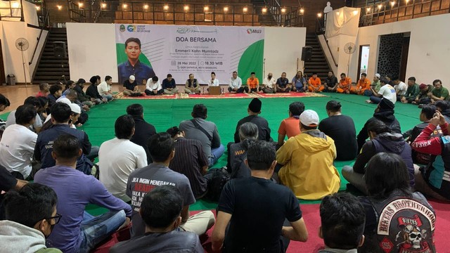Doa bersama untuk Emmeril Kahn Mumtadz di Gor Saparua Bandung. Foto: Ulfah Salsabila/kumparan