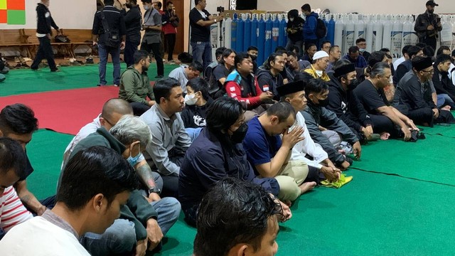 Haru Menyelimuti Doa Bersama di Bandung untuk Keselamatan Putra Ridwan Kamil (39038)