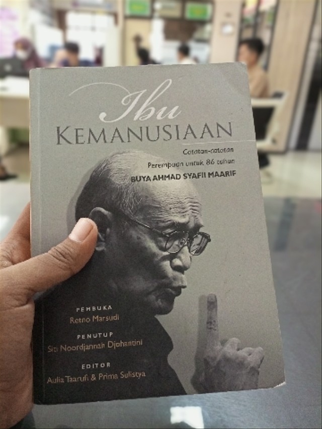 B﻿uku Ibu Kemanusian Catatan-Catatan Perempuan Untuk 86 Tahun Buya Ahmad Syafii Maarif. Buku ini merupakan hadiah dari kawan-kawan Kader IMM Yogyakarta ketika saya mampir akhir tahun lalu. Sumber: (©) dokumetasi pribadi.