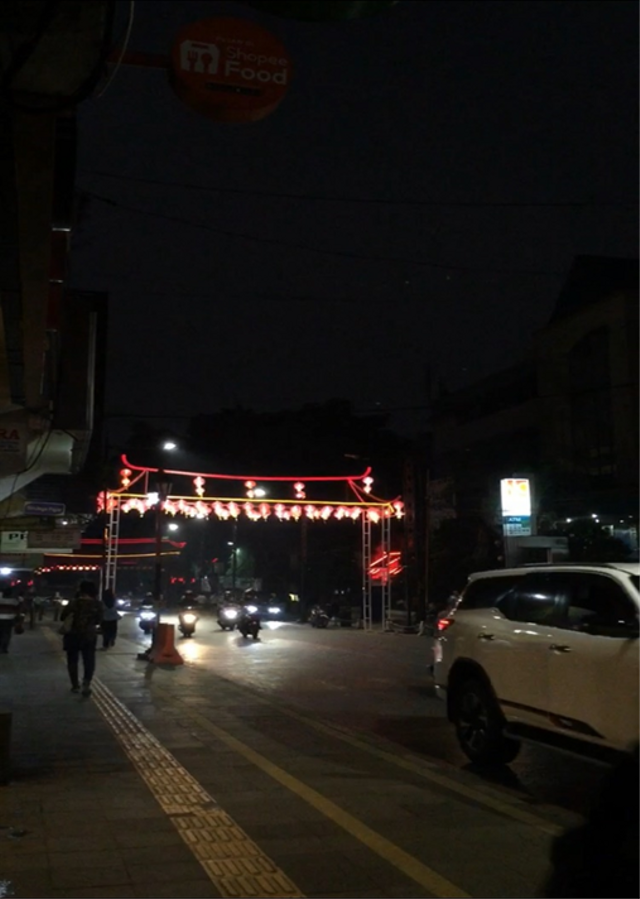 situasi jalan suryakencana di malam hari yang masih ramai kendaraan melintas / sumber foto: dok. pribadi