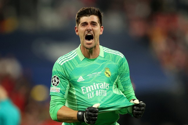 Real Madrid Thibaut Courtois berselebrasi usai memenangkan Liga Champions di Stade de France, Saint-Denis dekat Paris, Prancis, Sabtu (28/5/2022). Foto: Molly Darlington/REUTERS