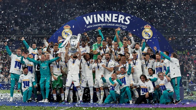 Pemain Real Madrid merayakan kemenangan Liga Champions dengan trofi di Stade de France, Saint-Denis dekat Paris, Prancis, Sabtu (28/5/2022). Foto: Lee Smith/REUTERS