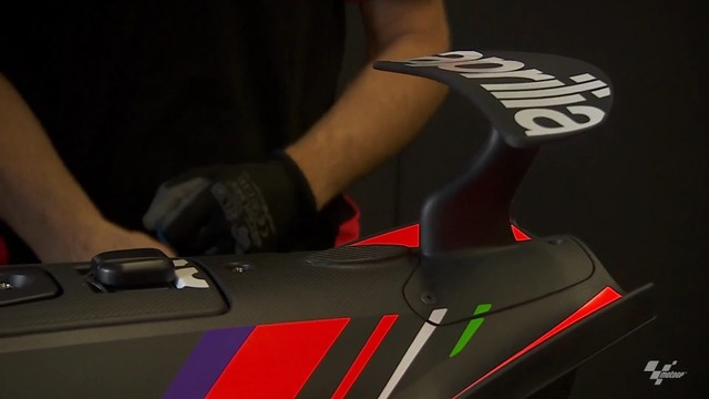 Aprilia RS-GP disoroti menggunakan sayap belakang saat FP1 MotoGP Italia 2022. Foto: MotoGP