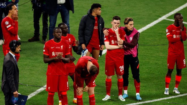 Pemain Liverpool terlihat sedih setelah kalah di final Liga Champions di Stade de France, Saint-Denis dekat Paris, Prancis, Sabtu (28/5/2022). Foto: Gonzalo Fuentes/REUTERS