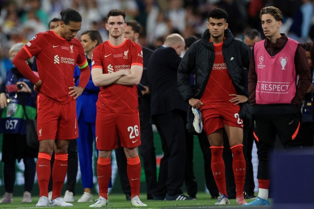 Pemain Liverpool terlihat sedih setelah kalah di final Liga Champions di Stade de France, Saint-Denis dekat Paris, Prancis, Sabtu (28/5/2022). Foto: Lee Smith/REUTERS