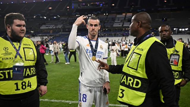 Pemain Real Madrid Gareth Bale merayakan setelah memenangkan Liga Champions di Stade de France, Saint-Denis dekat Paris, Prancis, Sabtu (28/5/2022). Foto: Dylan Martinez/REUTERS