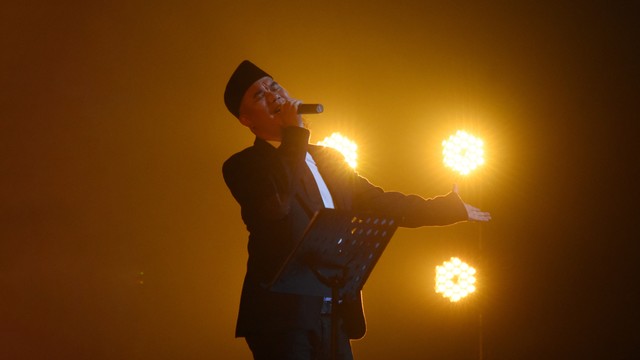 Musisi Ahmad Dhani tampil berkolaborasi dengan Ron King Big Band pada hari kedua BNI Java Jazz Festival 2022 di JI Expo Kemayoran, Jakarta, Sabtu (28/5/2022). Foto: ANTARA FOTO/Indrianto Eko Suwarso