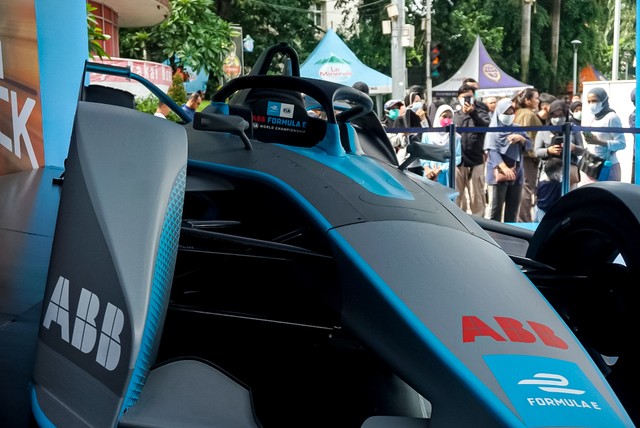Jakarta E-Prix 2022 menampilkan replika mobil Formula E. Foto: Iqbal Firdaus/kumparan