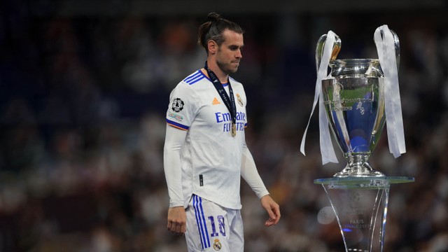 Gareth Bale berjalan melewati trofi setelah memenangkan Liga Champions. Foto: REUTERS/Lee Smith