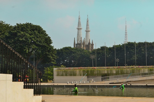 Pembersihan kolam air mancur Lapangan Banteng (Sumber Foto : Pribadi)