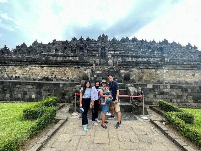 Foto keluarga di depan Candi Borobudur (Sumber foto: Dokumentasi Pribadi)