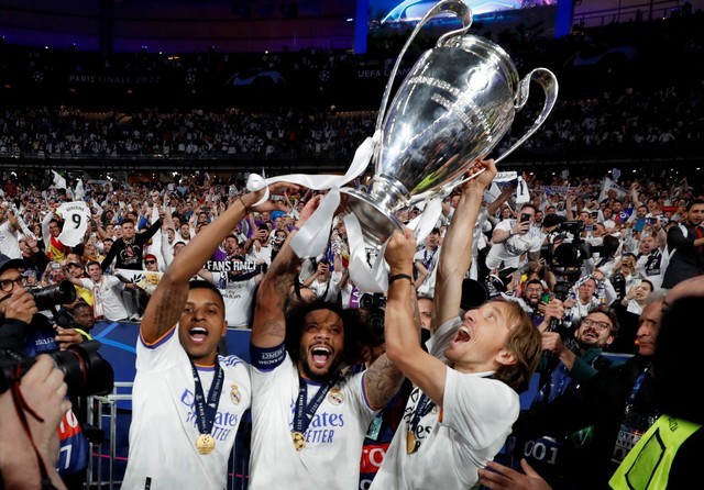 Gelar ke-14 Real Madrid dalam Liga Champions setelah mengalahkan Liverpool dini hari tadi. (sumber gambar: REUTERS via kumparan)