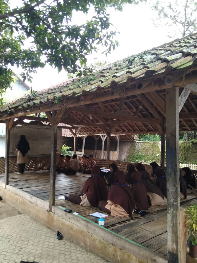 Pembelajaran santri di pondok pesantren El-Alamia (dokpri)