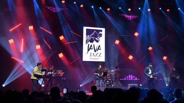 Musisi Rendy Pandugo (kedua kanan) yang berkolaborasi dengan musisi Yamaha Music Project tampil menghibur penonton pada hari kedua BNI Java Jazz Festival 2022 di JIExpo Kemayoran, Jakarta, Sabtu (28/5/2022). Foto: Andika Wahyu/ANTARA FOTO