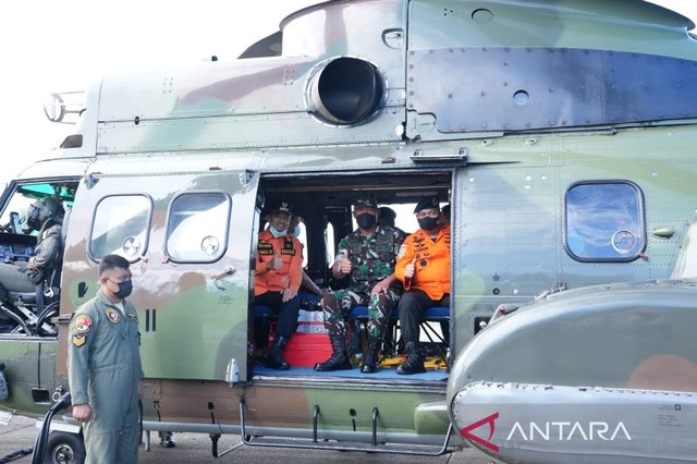 Gubernur Sulawesi Selatan (Sulsel) Andi Sudirman Sulaiman ikut memantau upaya pencarian korban kecelakaan KM Ladang Pertiwi di wilayah perairan Kepulauan Pangkep. Foto: Nur Suhra Wardyah/Antara