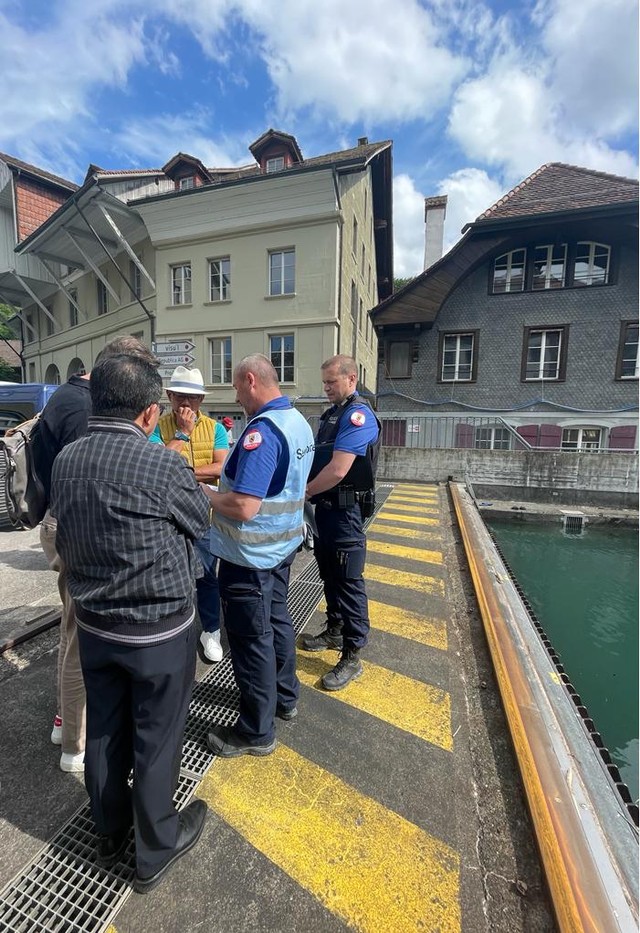 Ridwan Kamil bersama istrinya, Atalia Praratya, ikut memantau langsung proses pencarian Emmeril Khan Mumtadz di Sungai Aare, Swiss, pada Sabtu (28/5/2022). FOTO: KBRI Bern