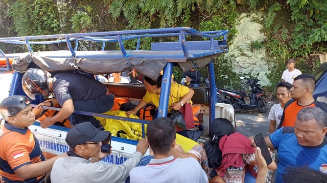 Petugas mengevakuasi 3 korban penumpang mobil yang terjun ke laut di kawasan Bukit Kera, Sei Barameh, Lubeg, Padang, Sumatera Barat, Minggu (29/5/2022). Foto: Dok. Istimewa