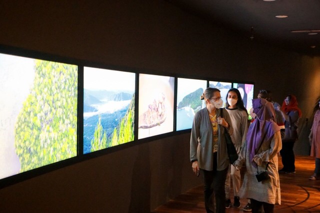 Kepala Perwakilan PBB di Indonesia, Valerie Julliand, bersama rombongan dipandu petugas menelusuri Museum Tsunami Aceh.