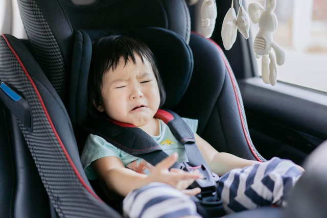 Ilustrasi Anak balita menangis saat duduk di Car Seat. Foto: Have a nice day Photo/Shutterstock