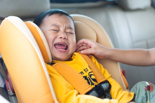 Ilustrasi Anak balita menangis saat duduk di Car Seat. Foto: MIA Studio/Shutterstock