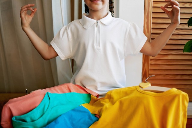 Ilustrasi anak pakai baju warna putih. Foto: Maria Symchych/Shutterstock