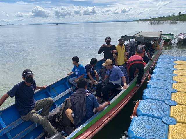 TNI Angkatan Laut (TNI AL) melalui Satgasmar Ambalat XXVII yang merupakan BKO Guspurla Koarmada II berhasil menggagalkan penyelundupan Tenaga Kerja Indonesia (TKI) ilegal ke Malaysia di Bambangan, Sebatik Barat, Nunukan, Kaltara, Sabtu (28/05). Foto: Dok. dispenal42 mabesal