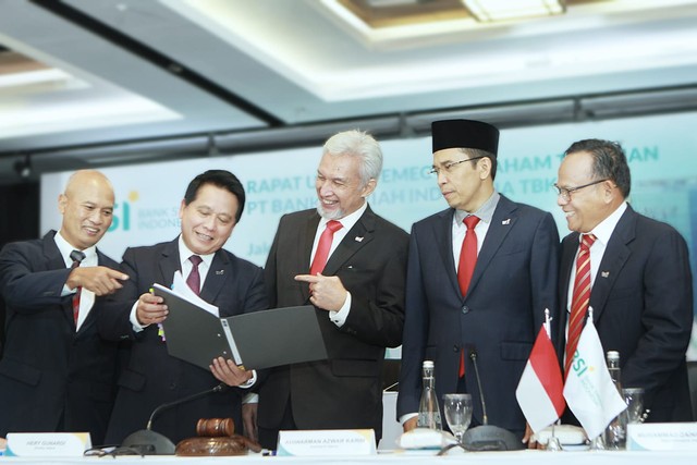 Direktur Utama BSI Hery Gunardi (kedua kiri) didampingi Direktur BSI Ngatari (kiri) berbincang dengan Komisaris Utama BSI Adiwarman Azwar Karim (tengah), Wakil Komisaris Utama BSI Muhammad Zainul Majdi (Kedua kanan) dan Komisaris Independen BSI Komaruddin Hidayat (kanan) saat Rapat Umum Pemegang Saham Tahunan (RUPST) PT Bank Syariah Indonesia Tbk (27/5). Foto: Dok. BSI