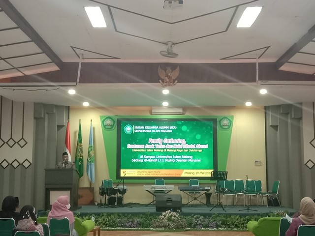Wakil Rektor III Unisma, Badat Muwahid memberikan pemaparan soal peran alumni. Foto: M Sholeh