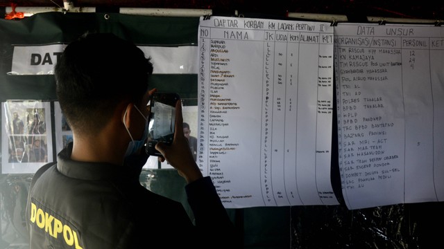 Petugas mendata korban tenggelamnya KM Ladang Pertiwi Dua di posko pencarian, Pelabuhan Paotere, Makassar, Sulawesi Selatan, Minggu (29/5/2022). Foto: Abriawan Abhe/ANTARA FOTO