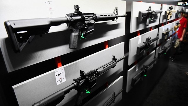 Senapan semi-otomatis Springfield Armory SAINT M-LOCK AR-15 ditampilkan di dinding senjata selama Pertemuan Tahunan National Rifle Association (NRA) di George R. Brown Convention Center, di Houston, Texas, Amerika Serikat pada Sabtu (28/5/2022). Foto: Patrick T. Fallon/AFP