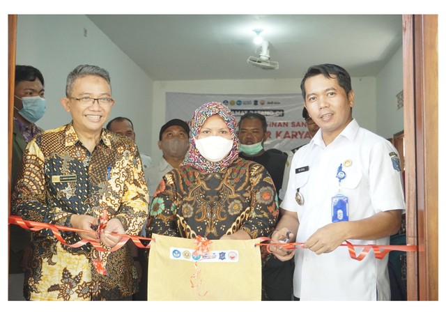 Kapusdimas, Ketua Paguyuban Sekar Karya, dan Kepala Kecamatan melakukan peresmian Wisata Sentra Kerajinan Sandal (WSKS) di Kelurahan Nyamplungan (Foto : Rendy)