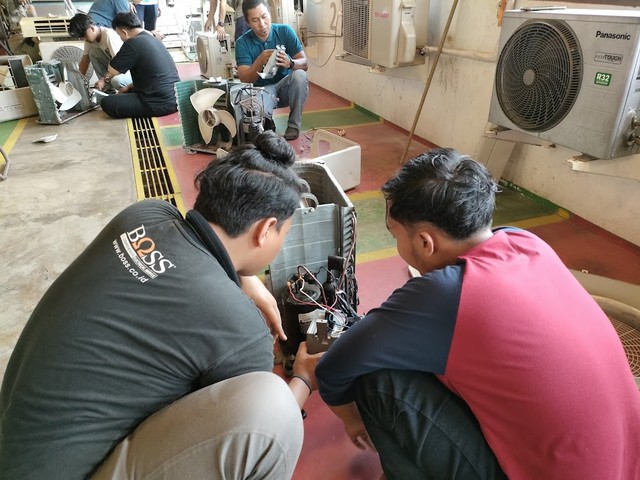 Praktek Service Outdoor Unit AC di BLKPP Kepri (dok.pribadi)